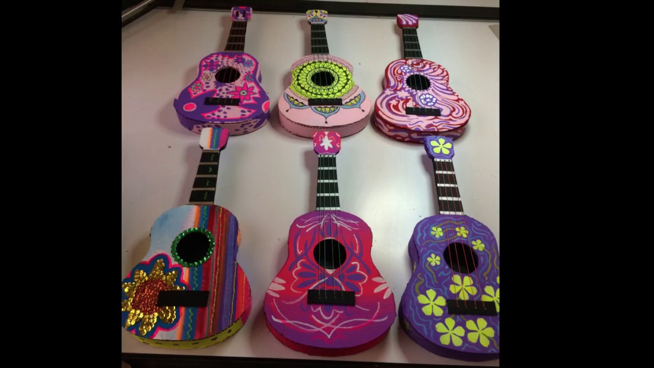 Guitarra de caja de carton
