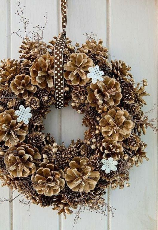 Adornos navideños con piñas de pino