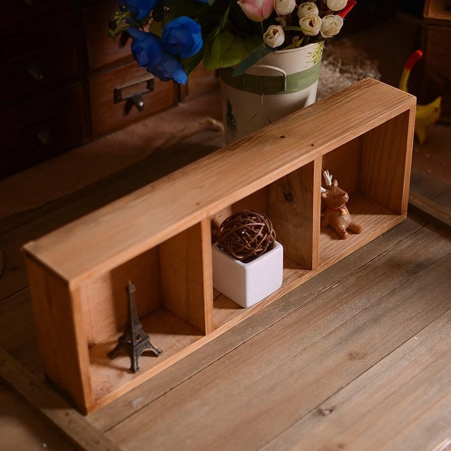 Repisas con cajas de madera
